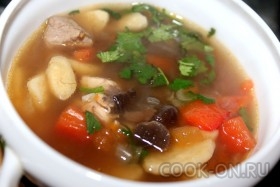 Острый венгерский суп с мясом, грибами и клецками