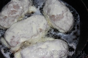 Котлеты из куриного филе с начинкой из яйца с сыром. Этап приготовления № 7