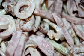 Салат из кальмаров с орехами. Этап приготовления № 6